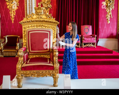 Londres, Royaume-Uni. 17 juillet 2019. Le discours du Trône commandé par son pour Buckingham Palace - Palais de la reine Victoria d'une exposition spéciale au cette année, l'ouverture de palais de Buckingham pour marquer le 200e anniversaire de la naissance de la reine Victoria. Il s'étend du 20 juillet - 29 septembre 2019 et raconte l'histoire de la façon dont le jeune monarque se tourna un peu aimée résidence royale au centre de la vie sociale, culturelle et la vie officielle du pays. Crédit : Guy Bell/Alamy Live News Banque D'Images