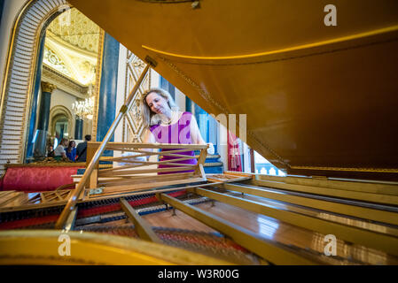 Londres, Royaume-Uni. 17 juillet 2019. Un grand piano 1856 fournis à sa pour l'utilisation dans les salles du Palais de la reine Victoria - une exposition spéciale à cette année, l'ouverture de palais de Buckingham pour marquer le 200e anniversaire de la naissance de la reine Victoria. Il s'étend du 20 juillet - 29 septembre 2019 et raconte l'histoire de la façon dont le jeune monarque se tourna un peu aimée résidence royale au centre de la vie sociale, culturelle et la vie officielle du pays. Crédit : Guy Bell/Alamy Live News Banque D'Images