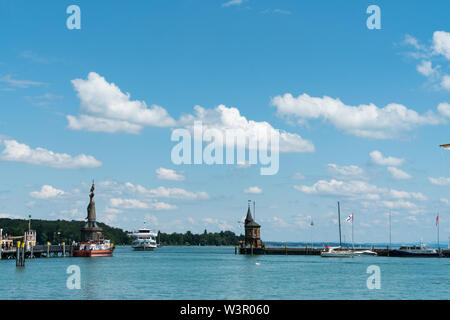 Konstanz, Allemagne / BW - 14. Juillet 2019 : grand bateau à passagers entre dans le port historique de constance sur le lac de Constance Banque D'Images