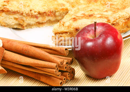 Tarte aux pommes sur la plaque et ingrédients - pomme et cannelle Banque D'Images