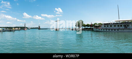 Konstanz, Allemagne / BW - 14. Juillet 2019 : grand bateau à passagers entre dans le port historique de constance sur le lac de Constance Banque D'Images