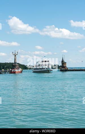 Konstanz, Allemagne / BW - 14. Juillet 2019 : grand bateau à passagers entre dans le port historique de constance sur le lac de Constance Banque D'Images