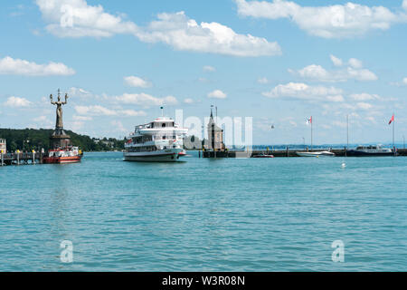 Konstanz, Allemagne / BW - 14. Juillet 2019 : grand bateau à passagers entre dans le port historique de constance sur le lac de Constance Banque D'Images