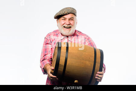 Barbu homme porter senior pour le vin tonneau en bois fond blanc. Produits de fermentation. Vin naturel fabriqué à partir de raisins biologiques. Winery concept. Vin maison. La production de vin tradition familiale. Banque D'Images