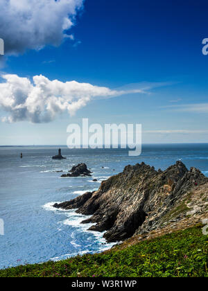 Pointe du Raz, Cap Sizun, phare de la Vieille, Finistère, Bretagne, France Banque D'Images