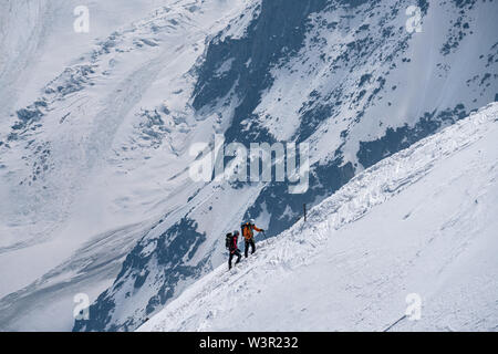 Chamonix, France - 18/06/2019 : les alpinistes ordre croissant vers l'Aiguille du Midi sur une arête de neige. Banque D'Images