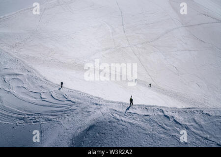 Alpinistes et skieurs croissant sur une crête en direction de l'Aiguille du Midi à Chamonix, France Banque D'Images