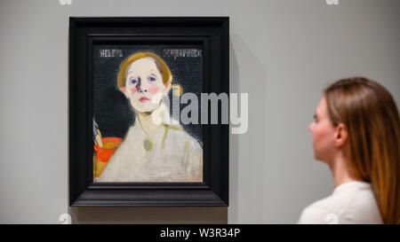 Londres, Royaume-Uni. 17 juillet 2019. Un membre du personnel vues 'Self-portrait, fond noir', 1915, par Helene Schjerfbeck à l'occasion de la première exposition solo de l'artiste britannique Helene Schjerfbeck à la Royal Academy of Arts de Piccadilly. L'exposition présente environ 65 portraits, paysages et natures mortes et exécute 20 Juillet au 27 octobre 2019. Crédit : Stephen Chung / Alamy Live News Banque D'Images