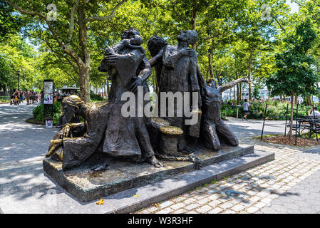 La ville de New York, USA - 1 août 2018 : les immigrants par Luis Sanguino avec des personnes dans la région de Battery Park, New York City, USA. Banque D'Images