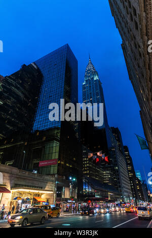 La ville de New York, USA - 1 août 2018 : Pershing Square de nuit avec des gens autour et Grand Hyatt Hotel à Manhattan, New York City, USA Banque D'Images