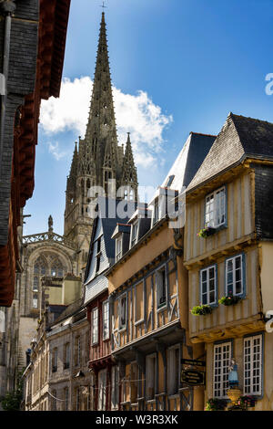 La cathédrale Saint-Corentin de Quimper et de la rue Kereon, Finistère, Bretagne, France Banque D'Images