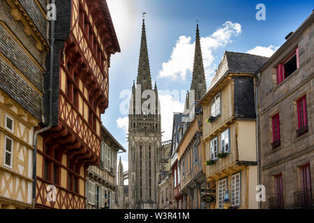 La cathédrale Saint-Corentin de Quimper et de la rue Kereon, Finistère, Bretagne, France Banque D'Images