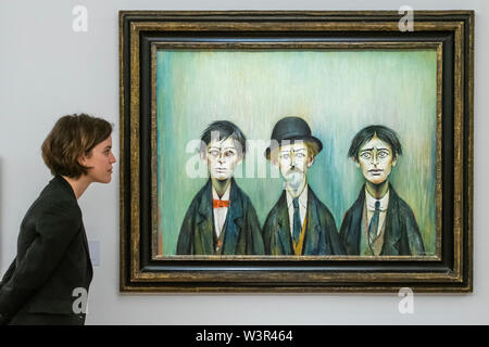 Londres, Royaume-Uni. 17 juillet 2019. Son père et ses deux fils, 1950, par L. Lowry - Brave New Visions : les émigrés qui ont transformé le monde de l'art britannique chez Sotheby's Londres. Crédit : Guy Bell/Alamy Live News Banque D'Images