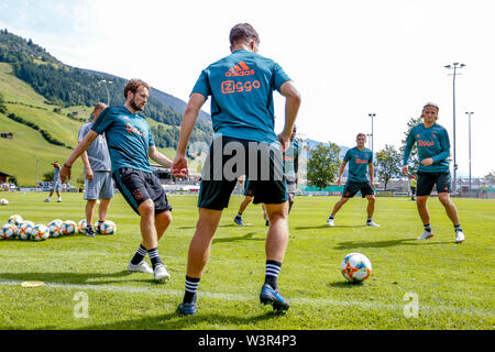 BRAMBERG AM WILDKOGEL, 17-07-2019, l'Ajax en Autriche. Pré saison 2019-2020. Formation Ajax. Ajax player Daley Blind (L) Ajax player Joel Veltman (C) et de l'Ajax player Kasper Dolberg (R) au cours de la formation . Banque D'Images