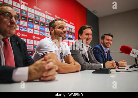 Roberto Soldado, nouveau joueur du FC Grenade. L'équipe de football FC Grenade nouveau joueur Roberto Soldado, au cours de sa conférence de presse de présentation officielle Banque D'Images