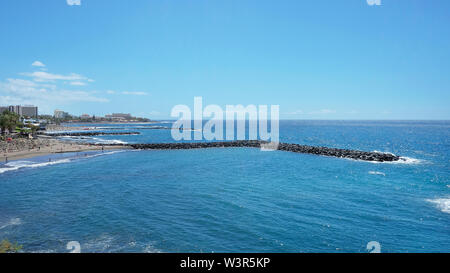 Journée ensoleillée à Playa de Las Americas, un quartier animé de Grand Resort dans la partie sud ouest de l'île de Tenerife, Canaries, Espagne Banque D'Images
