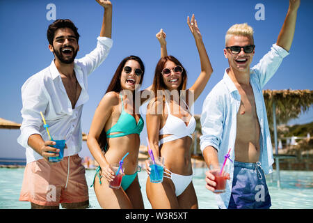 Groupe d'happy friends having fun dancing piscine en plein air Banque D'Images