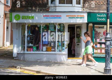 Front de vente d'Oxfam, front de vente de rue élevé, tenterden, kent, royaume-uni Banque D'Images