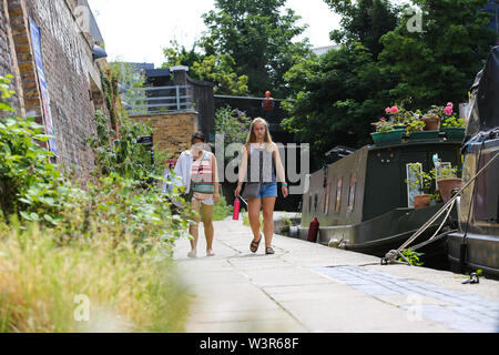 Londres, Royaume-Uni 17 Juillet 2019 - Les gens profiter de la chaleur et du beau temps sur le Regent's Canal. Selon le Met Office, les pluies sont prévues partout au pays au cours des prochains jours. Credit : Dinendra Haria/Alamy Live News Banque D'Images