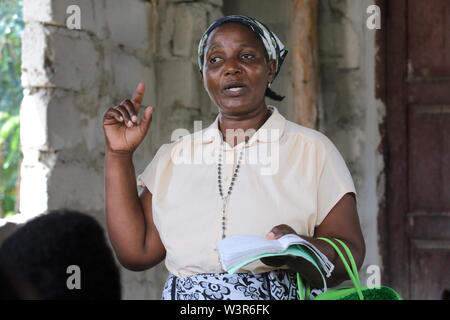 Catéchiste catholique dans l'éducation religieuse dans une église à Bagamoyo, Tanzanie, Afrique du Sud Banque D'Images