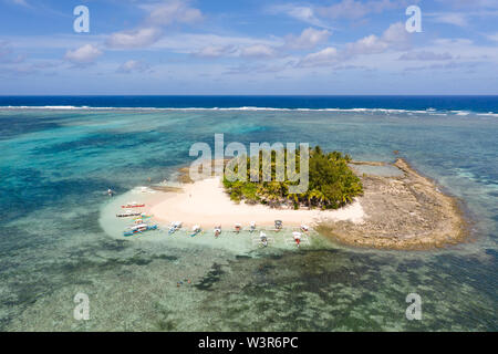 Les touristes vous détendre sur une petite île tropicale. Guyam, l'île de Siargao, Philippines. Seascape avec une île magnifique. Banque D'Images