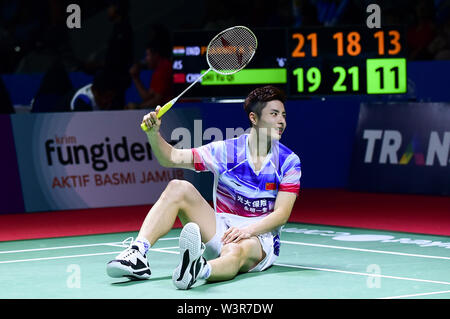 Jakarta. 17 juillet, 2019. Yuqi Shi tombe pendant le masculin premier match entre Shi Yuqi de Chine et Prannoy Haseena Sunil de l'Inde à l'Indonésie Open 2019 tournoi de badminton à Jakarta, Indonésie le 17 juillet 2019. Crédit : Du Yu/Xinhua/Alamy Live News Banque D'Images