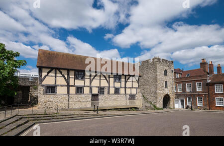 Le Westgate Hall et Westgate dans l'ancienne enceinte médiévale de Southampton, Hampshire, Royaume-Uni Banque D'Images