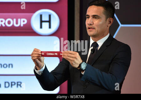 Kuala Lumpur, Malaisie. 17 juillet, 2019. Tim Cahill de l'Australie présente le tirage glisser pendant la cérémonie de dessin pour le deuxième tour de la Coupe du Monde FIFA 2022 Qatar qualificatifs asiatique à Kuala Lumpur, Malaisie, le 17 juillet 2019. Credit : Chong Chung Voon/Xinhua/Alamy Live News Banque D'Images