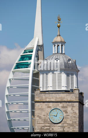 Tour de l'horloge de l'église cathédrale de St Thomas de Canterbury, communément connu sous le nom de la cathédrale de Portsmouth avec le Spinnaker Tower, Portsmouth, Royaume-Uni derrière Banque D'Images