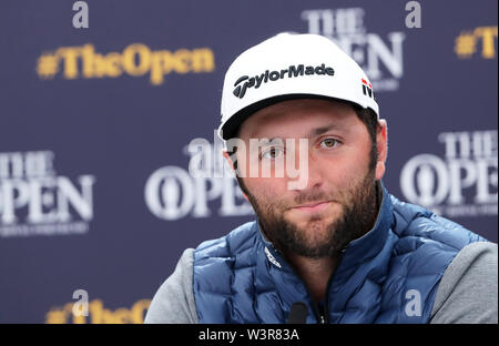 L'Espagne Jon Rahm lors d'une conférence de presse au cours de l'aperçu jour 4 de l'Open Championship 2019 au Club de golf Royal Portrush. Banque D'Images