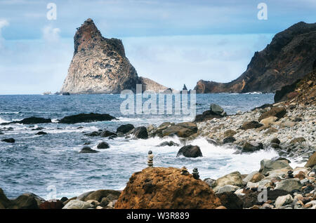 De puissantes vagues de l'océan se brisant sur les roches déchiquetées en plage Benijo sauvages, Tenerife, îles de Canaries, Espagne Banque D'Images