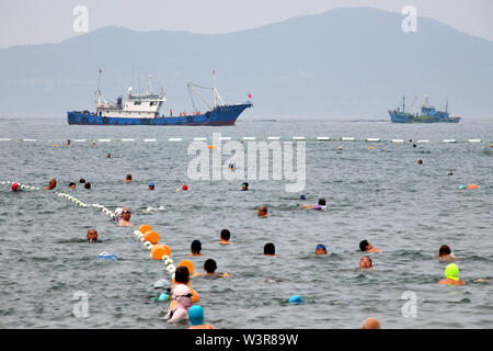 Qingdao, Chine, la province de Shandong. 17 juillet, 2019. Les travailleurs sur les navires d'algues claire à Qingdao, province de Shandong en Chine orientale, le 17 juillet 2019. Crédit : Li Ziheng/Xinhua/Alamy Live News Banque D'Images