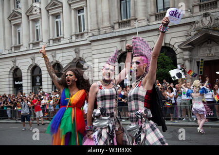 Londres, UK - 6 juillet 2019 : femme transgenre posent à la gay pride annuelle de mars dans le centre de Londres Banque D'Images