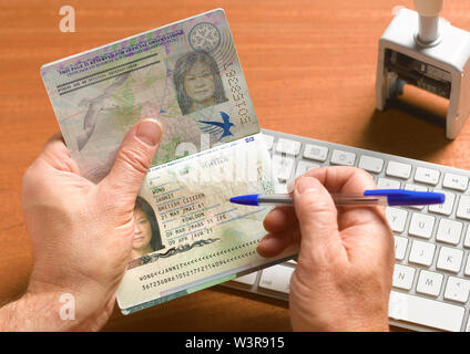 Le contrôle officiel de la frontière du voyageur femme passeport britannique Banque D'Images