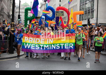 Londres, UK - 6 juillet 2019 : une fierté à Westminster bannière dans la gay pride annuelle de mars dans le centre de Londres Banque D'Images