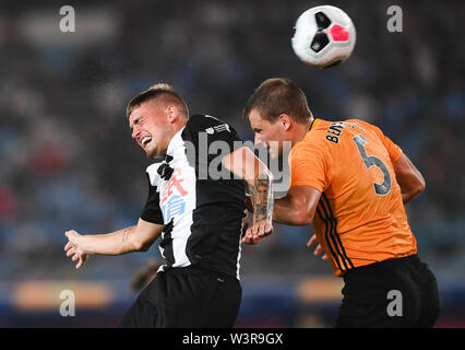Nanjing. 17 juillet, 2019. Elias Sorensen (L) de Newcastle United et Ryan Bennett de Wolverhampton Wanderers pour le bal de la tête au cours d'une Asie Premier League Trophy rencontre entre Newcastle United et Wolverhampton Wanderers à Nanjing, Jiangsu Province de Chine orientale le 17 juillet 2019. Credit : Ji Chunpeng/Xinhua/Alamy Live News Banque D'Images