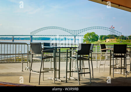 L'Hernando de Soto Bridge, aussi appelé le pont M, est illustrée de Beale Street Landing, le 6 septembre 2015, à Memphis, Tennessee. Banque D'Images