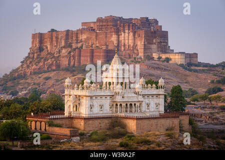 JODHPUR, INDE - circa 2018 Novembre : Jaswant Thada Memorial et le Mehrangarh Fort à Jodphur. odhpur est la deuxième plus grande ville de l'état indien Banque D'Images