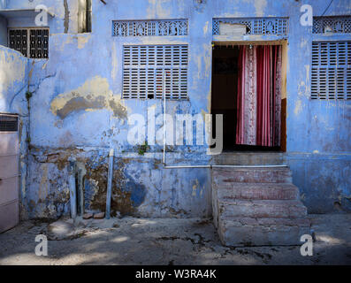 JODHPUR, INDE - circa 2018 Novembre : rue typique de Jodhpur. Jodhpur est la deuxième plus grande ville de l'état indien du Rajasthan. Jodhpur est un pop Banque D'Images