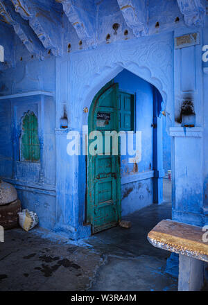 JODHPUR, INDE - circa 2018 Novembre : rue typique de Jodhpur. Jodhpur est la deuxième plus grande ville de l'état indien du Rajasthan. Jodhpur est un pop Banque D'Images