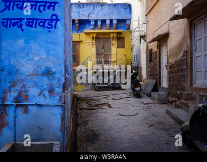 JODHPUR, INDE - circa 2018 Novembre : rue typique de Jodhpur. Jodhpur est la deuxième plus grande ville de l'état indien du Rajasthan. Jodhpur est un pop Banque D'Images