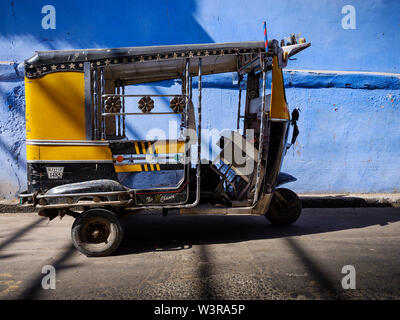 JODHPUR, INDE - circa 2018 Novembre : rue typique de Jodhpur. Jodhpur est la deuxième plus grande ville de l'état indien du Rajasthan. Jodhpur est un pop Banque D'Images