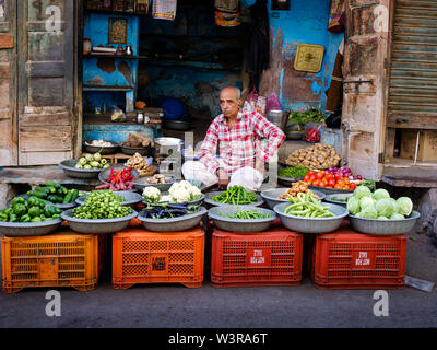 JODHPUR, INDE - circa 2018 Novembre : Marchand dans les rues de Jodphur la vente de légumes. Jodhpur est la deuxième plus grande ville de l'état indien de Banque D'Images