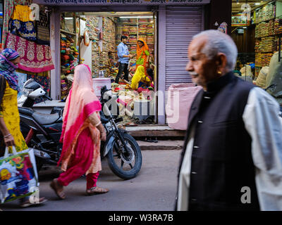 JODHPUR, INDE - circa 2018 Novembre : Les gens dans les rues de Jodphur la vente de légumes. Jodhpur est la deuxième plus grande ville de l'état indien du R Banque D'Images
