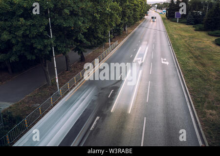 L'image flou de mouvement de la circulation automobile sur le Boulevard 'Stefan Stamboulov' à Burgas, Bulgarie Banque D'Images