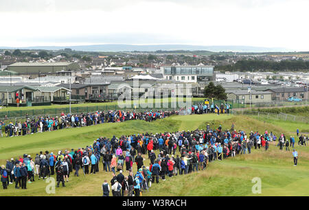 Regardez les foules comme l'Irlande du Nord Rory McIlroy tees au large de la 2e au cours de l'aperçu jour 4 de l'Open Championship 2019 au Club de golf Royal Portrush. Banque D'Images