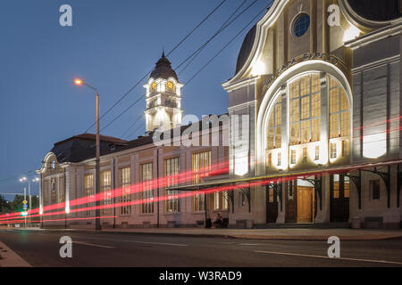 Bulgarie, Sofia.Le bâtiment central de la gare de voie ferrée dans la région de Burgas, conçu dans un style architectural Art Nouveau dans la nuit Banque D'Images