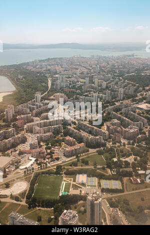 Vue aérienne de la ville de Burgas des logements et le Port de Bourgas Bourgas,à la distance,Bulgarie Banque D'Images