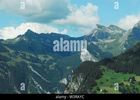 Un aperçu panoramique de la montagne sommets des Alpes suisses et des belles maisons des gens qui y vivent. Banque D'Images