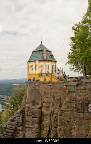 La tour baroque de l'ancienne forteresse Konigstein en Saxe, Allemagne sur une falaise qui offre une vue sur la vallée de l'elbe Banque D'Images